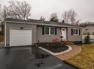 8 Fern Pl, Bay Shore, NY 11706