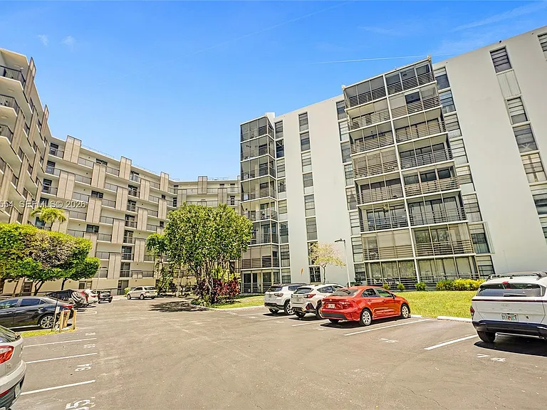 20400 W Country Club Dr #812 — Photo 36