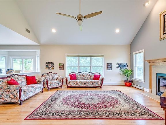 4th image of 32 Greenwich Ave