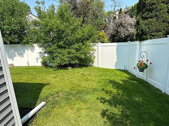 5th image of 1088 Churchill Dr