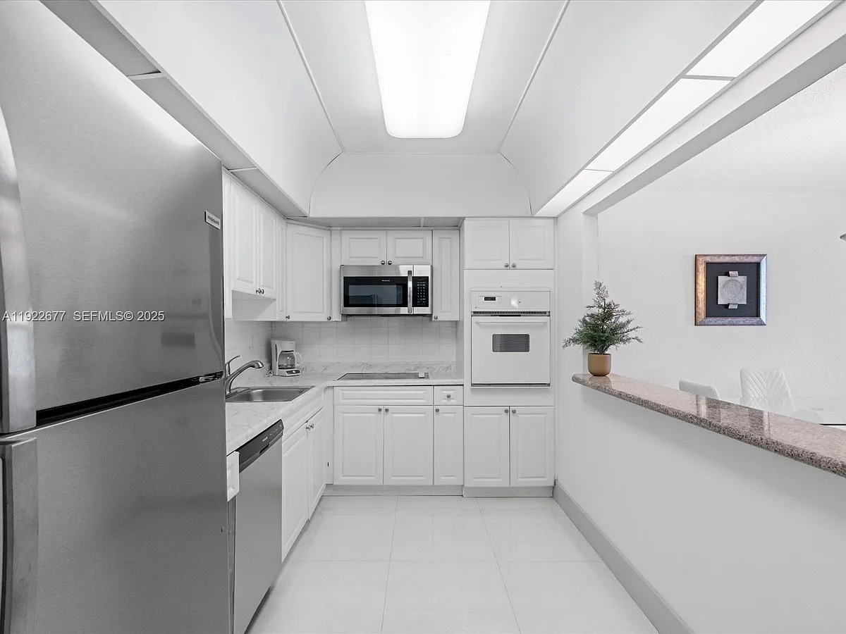 Building Photo - 19370 Collins Ave #625