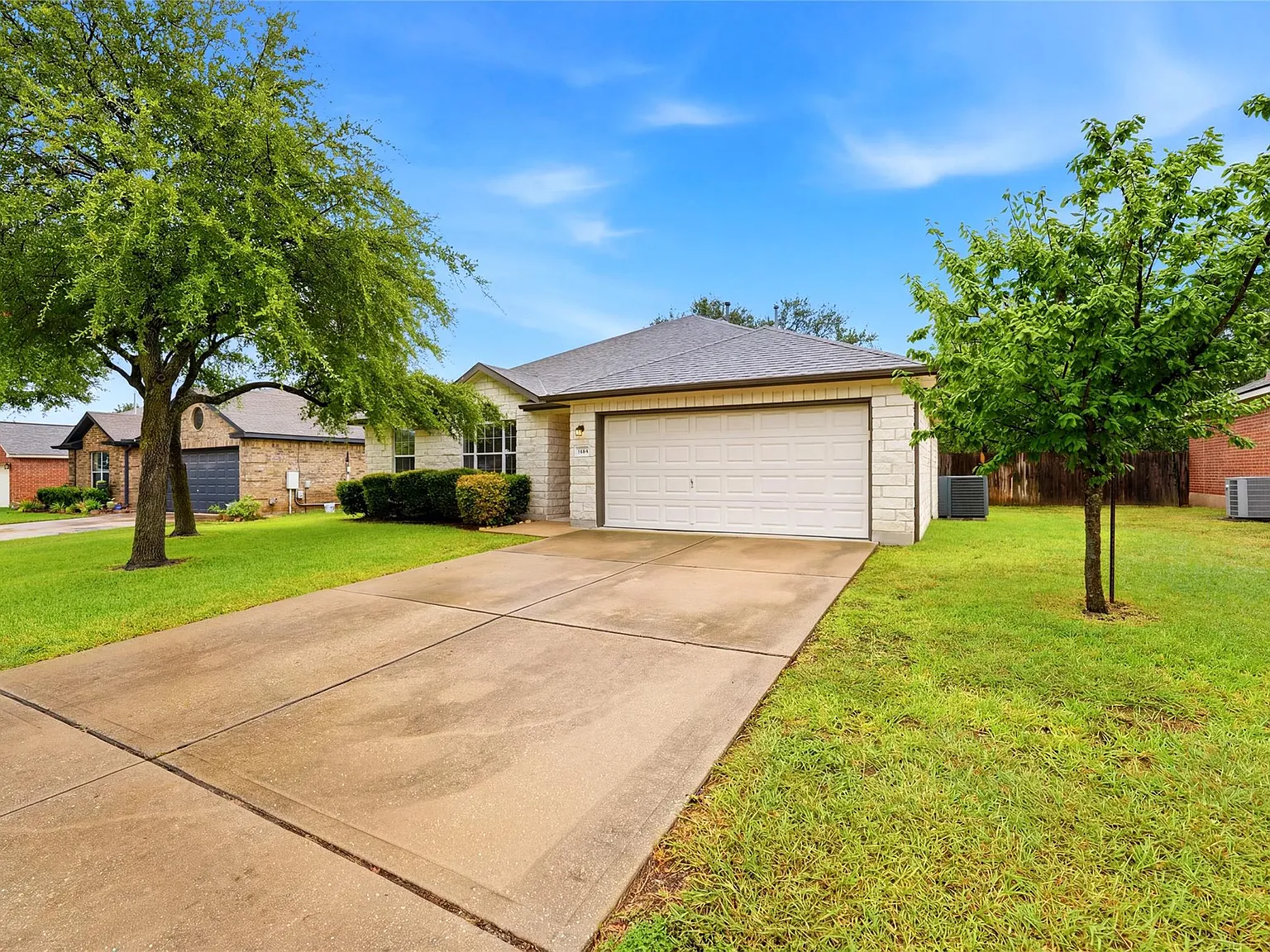 3 bed, 2.0 bath, 1645 sqft, $2,250 — Photo 2