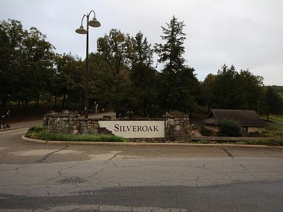 3rd image of 421 Silveroak Ln