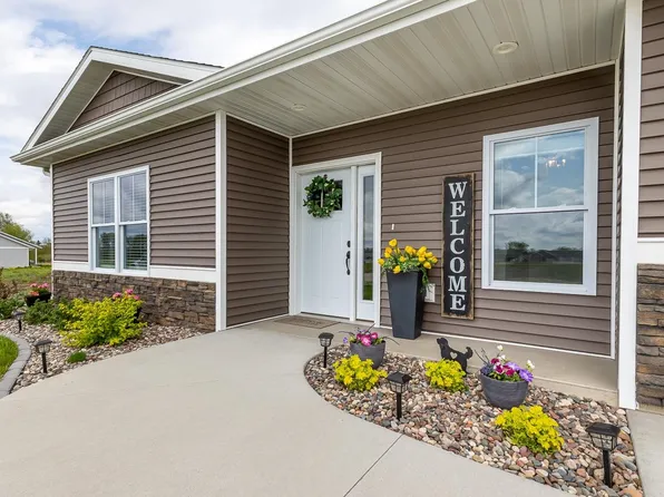 263 Meadow Brook Trl, Manchester, IA 52057