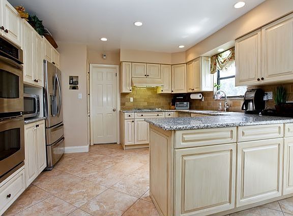 4th image of 34 Carriage Ct
