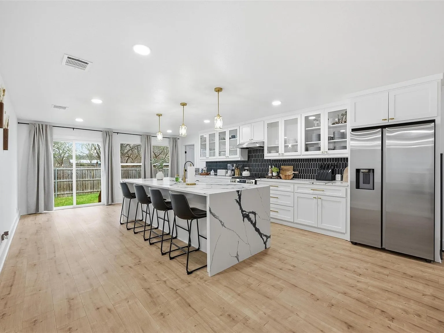 3 bed, 3.5 bath, 2909 sqft, $3,100 — Photo 4