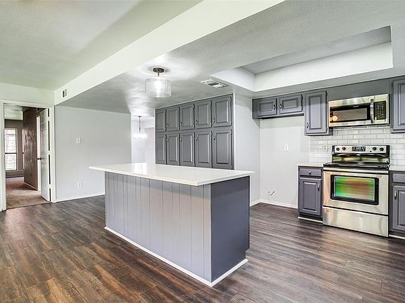 2nd image of 3004 Oak Grove Dr