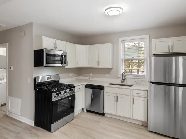 789 N McKinley Rd Unit 4, Lake Forest, IL 60045