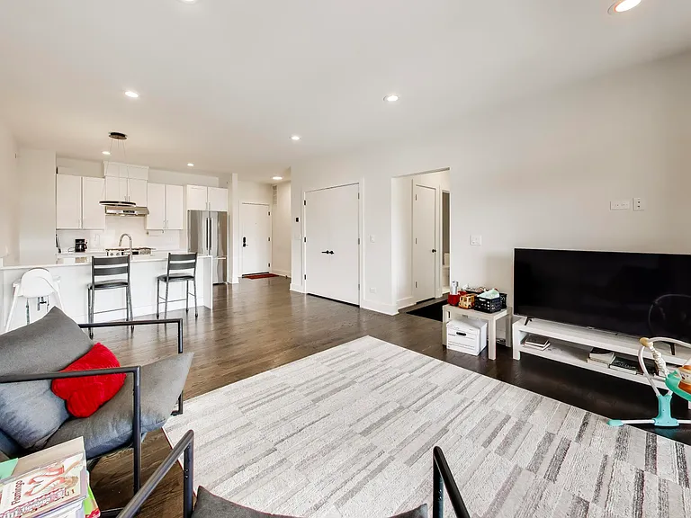 3001 N Southport Ave #403 — Photo 13