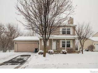 919 Cricket Xing, Pinckney, MI