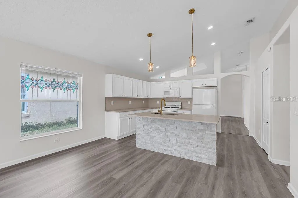 4 bed, 2.0 bath, 1913 sqft, $3,300 — Photo 3