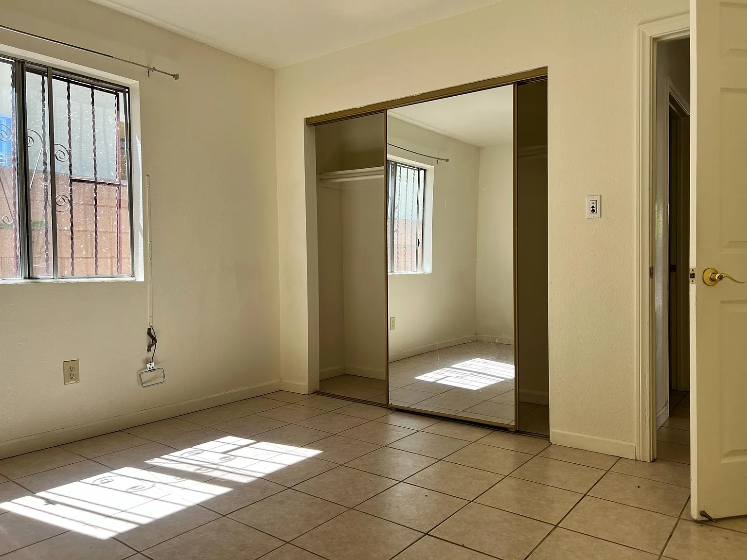 3 bed, 950 sqft, $3,100 — Photo 3