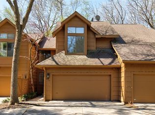 7064 Oak Brook Dr, Urbandale, IA 50322