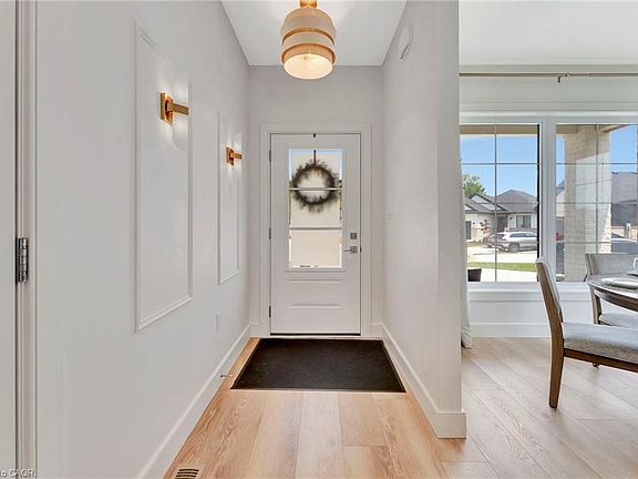 4th image of 10 Macneil Ct