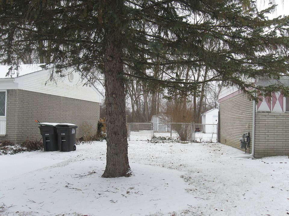2nd image of 15164 Siebert St