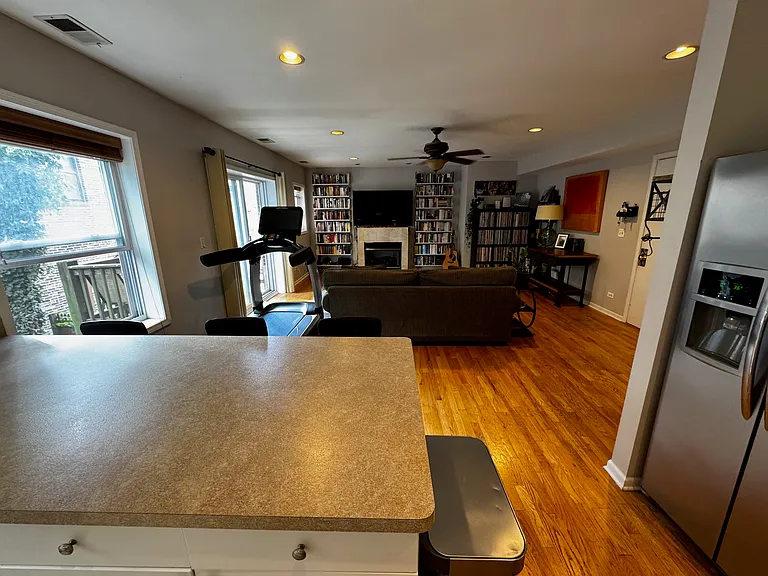 1050 W Dakin St — Photo 2