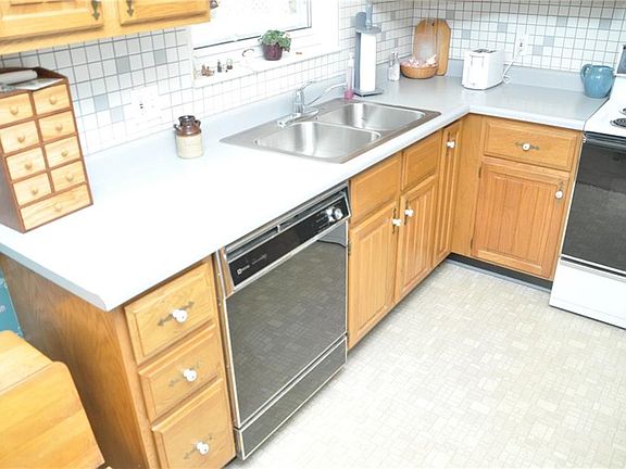 3rd image of 589 Douglas Way