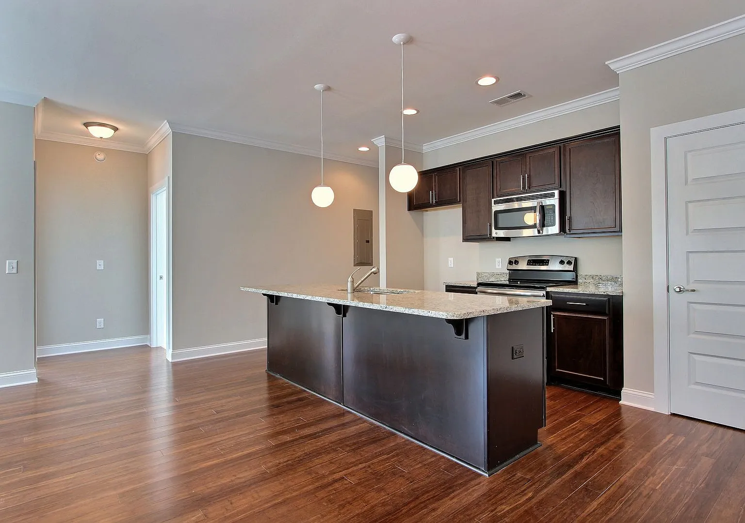 Bright 2BR Apartment in Historic Downtown with Gated Parking Discover modern living in Savannah's... — Photo 1