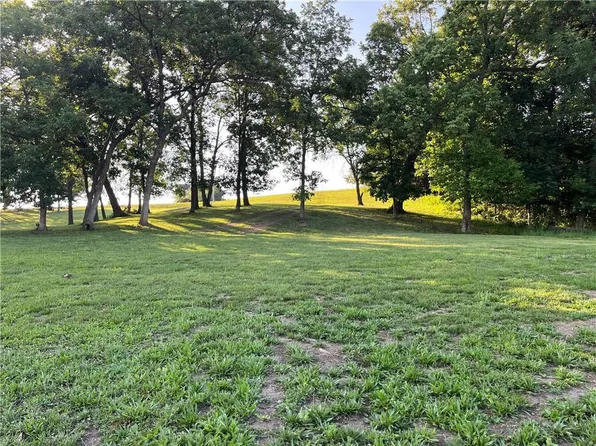 712 Lake Viking Ter, Gallatin, MO 64640