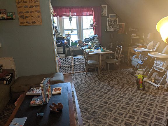 3rd image of 1827 W Cornelia Ave #2