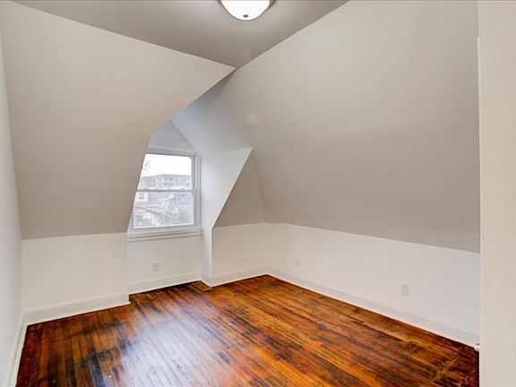 4th image of 20 Carlton St #2-3