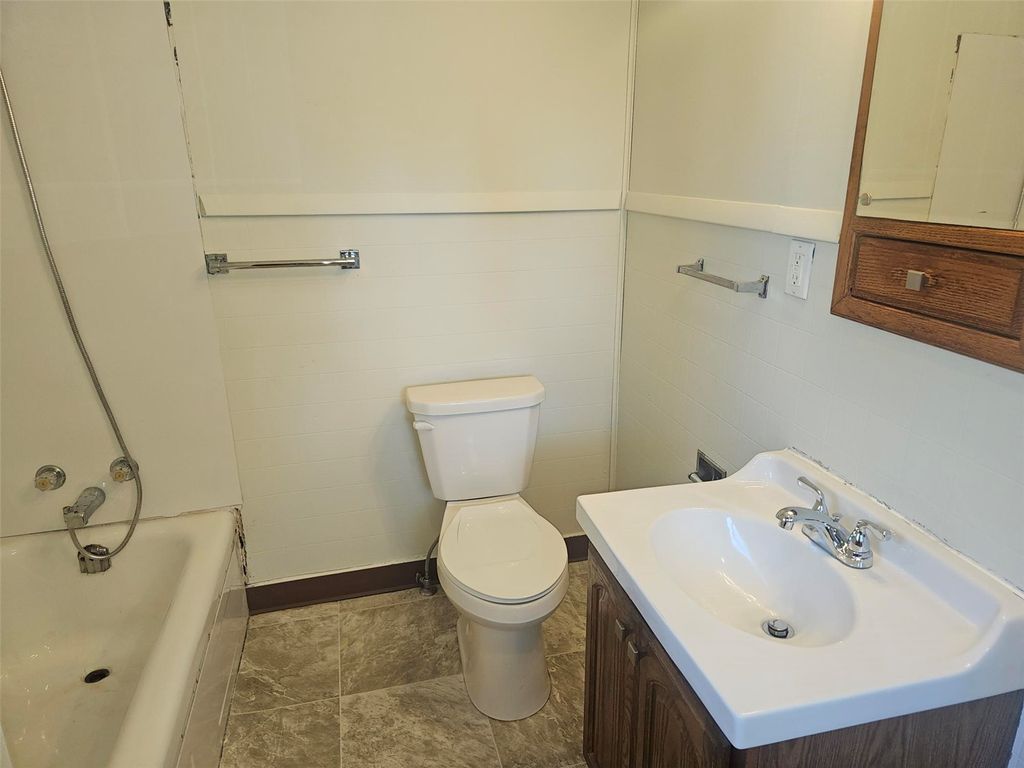 1105 E 5th St, Vinton, IA - View 6