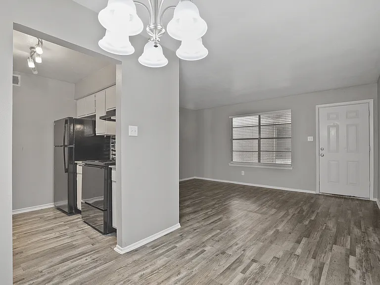 Kingswood Apartments — Photo 9