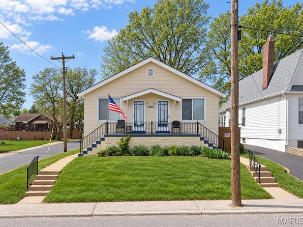 5200 Heege Rd, Saint Louis, MO 63123