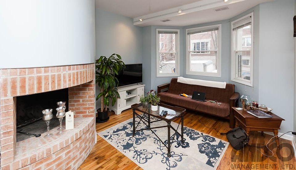 1st image of 916 W Roscoe St #1-RS