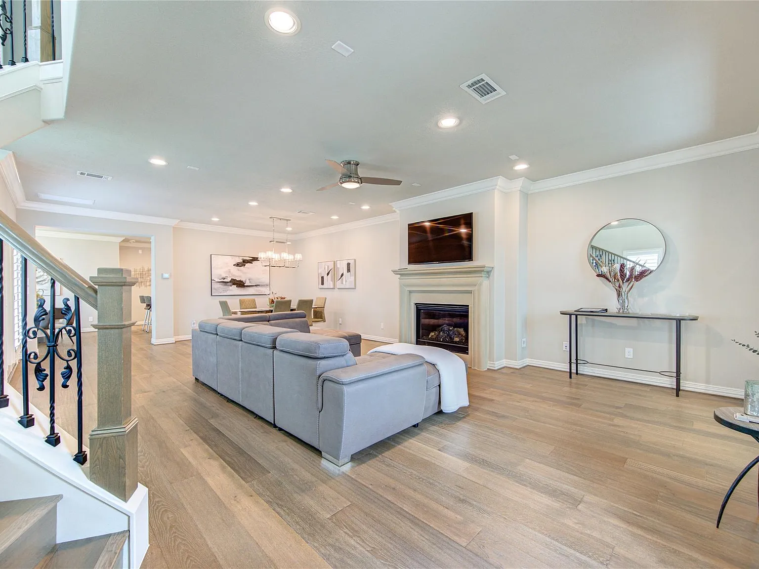 3 bed, 3.5 bath, 2892 sqft, $5,500 — Photo 2