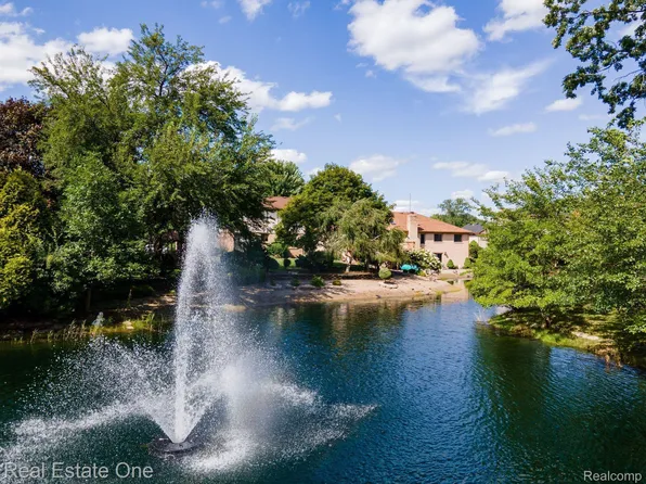 1106 E South Blvd, Troy, MI 48085