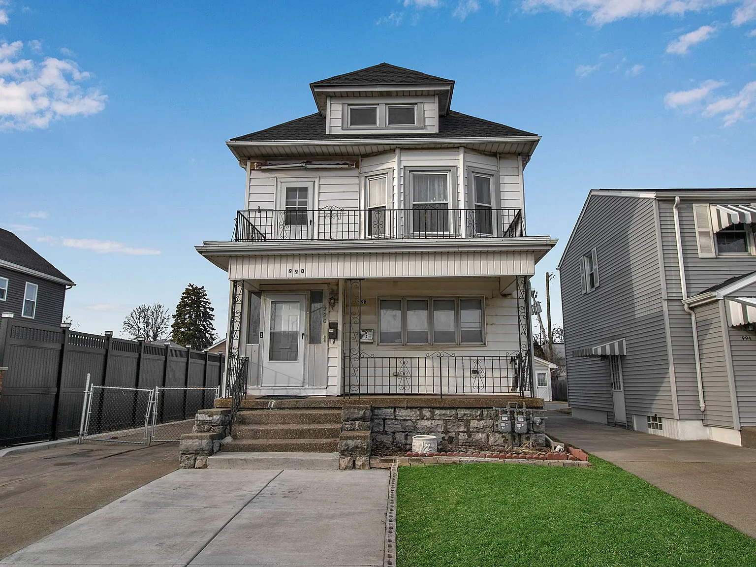 3 bed, 1250 sqft, $1,750 — Photo 1