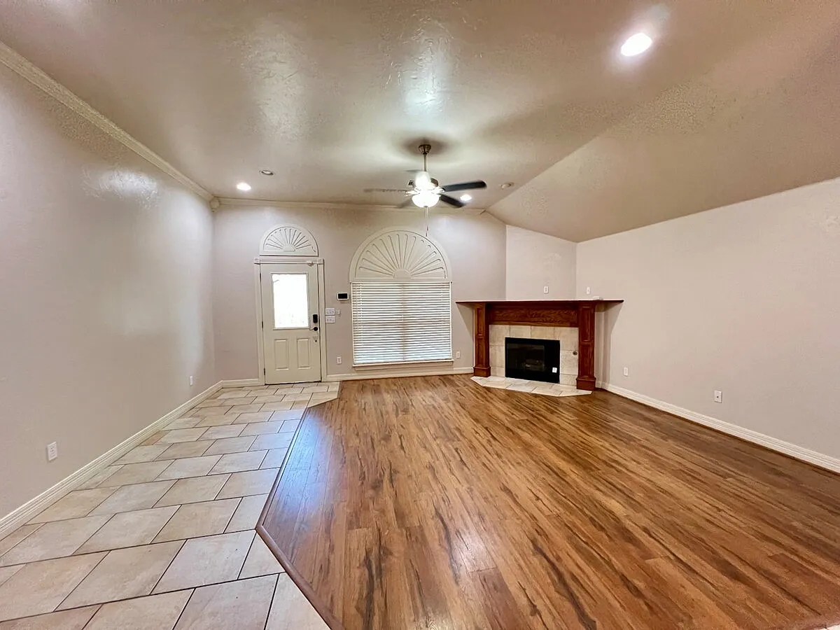 4 bed, 2.5 bath, 2300 sqft, $2,300 — Photo 2
