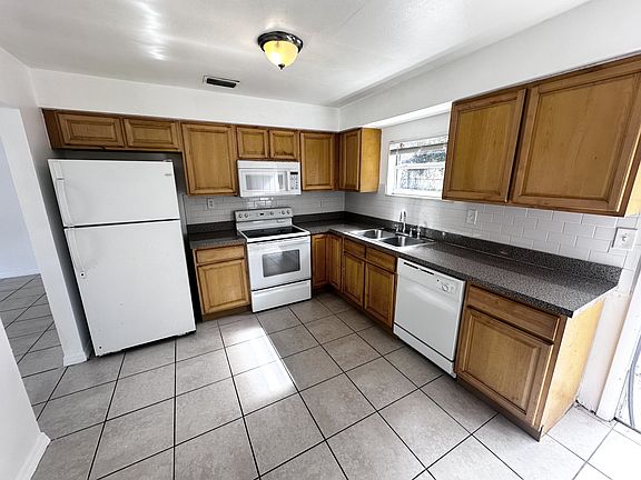 3rd image of 3409 E Fern St