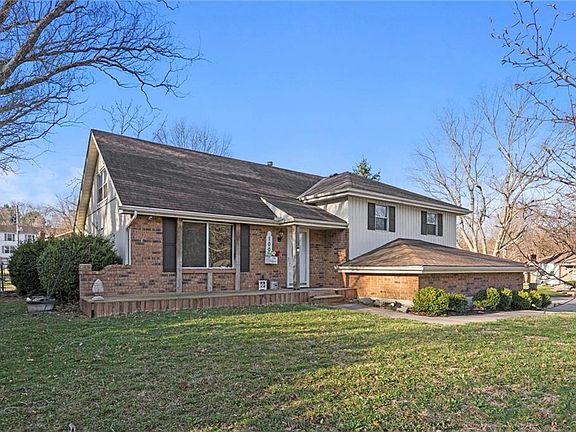 3rd image of 100 SE Sherri Ln