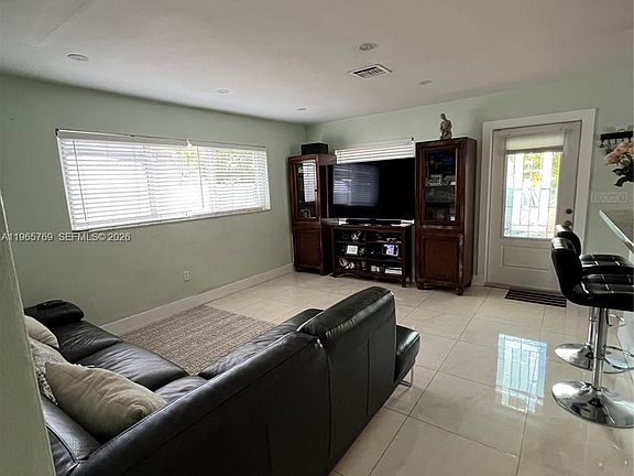 4th image of 10382 SW 25th St