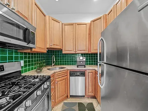 166 Kingsland Avenue image 3 of 8