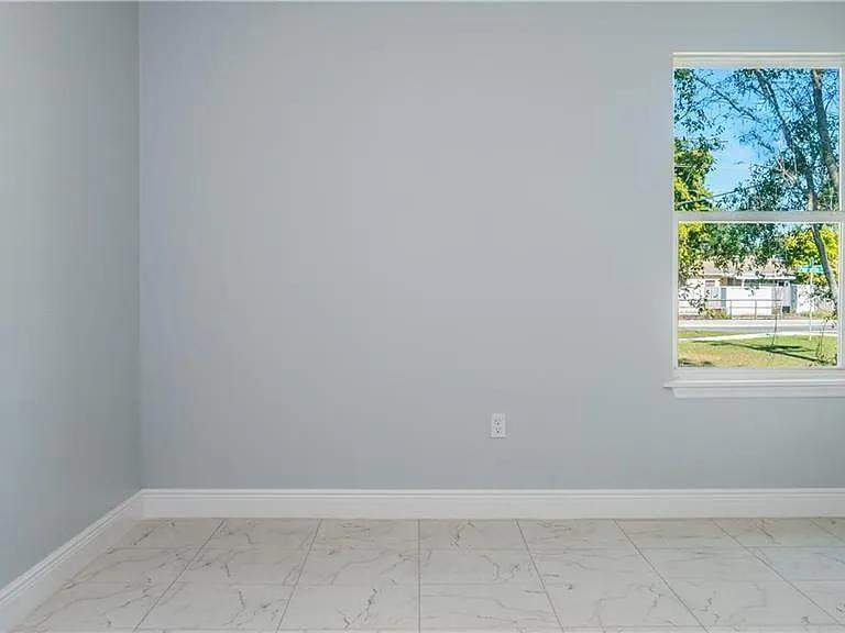 401 Albatross Ct #B — Photo 5