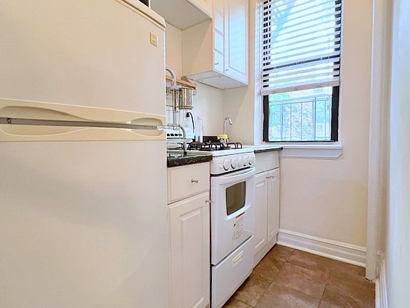 4th image of 424 E 77th St APT 3C