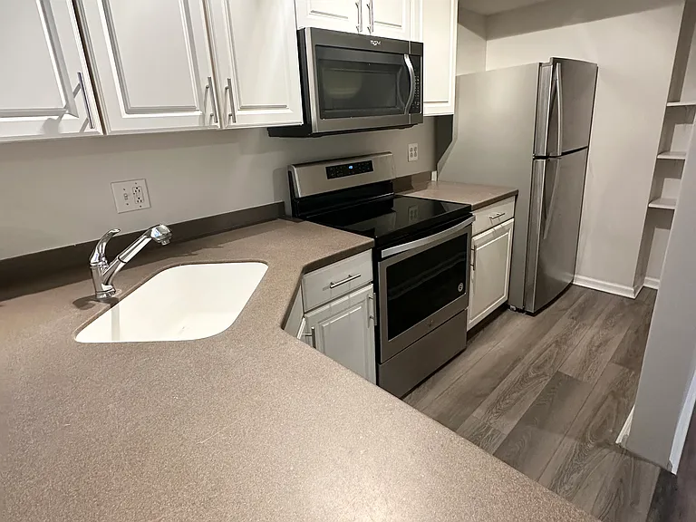 Kitchen (dishwasher, oven, stove top, microwave, fridge, freezer)
