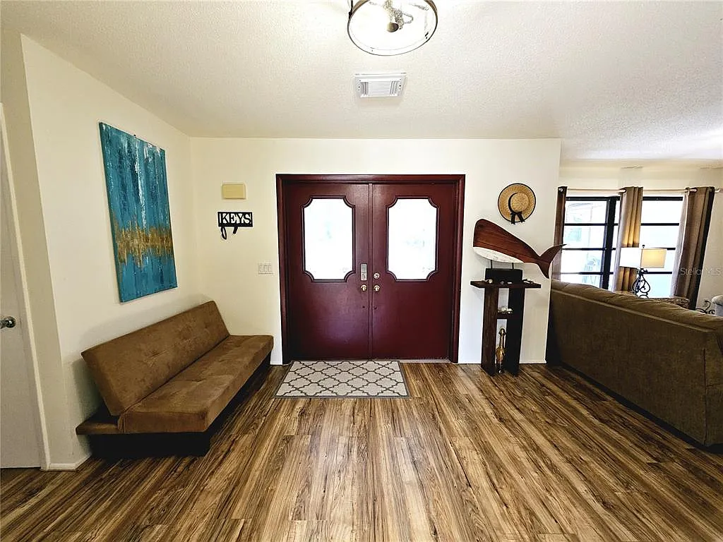 3 bed, 2.0 bath, 2409 sqft, $4,500 — Photo 3