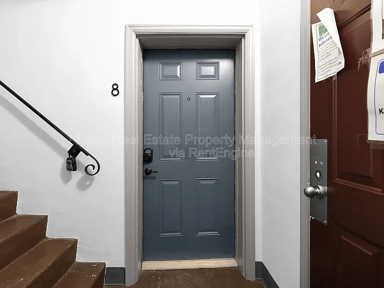 1963 W Broad St #8 — Photo 6
