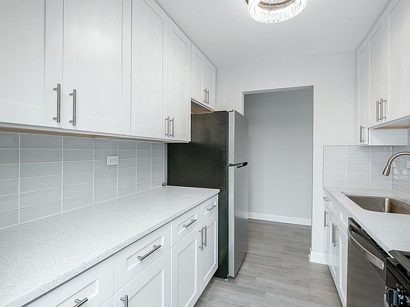 3rd image of 2210 Country Club Dr APT 11