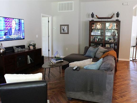 5th image of 416 Oak Landing Blvd