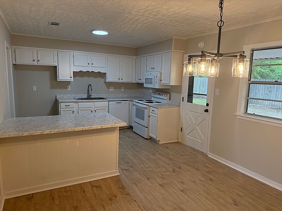 5th image of 238 Cloverdale Pl