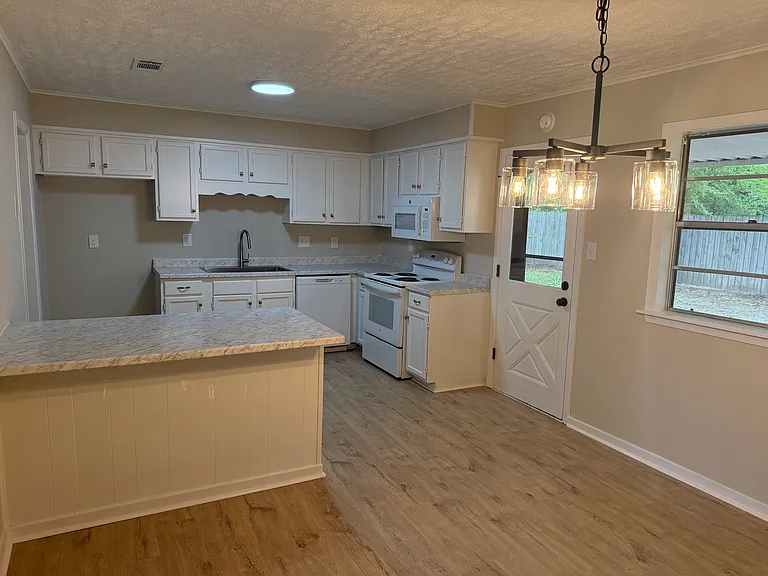 238 Cloverdale Pl — Photo 5