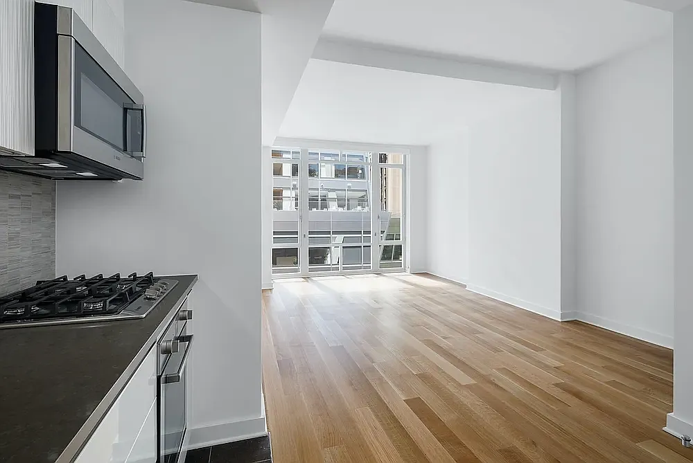 1050 6th Avenue — Photo 2
