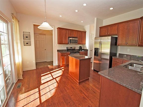 5th image of 206 Strawberry Cir