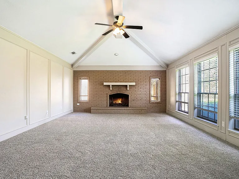 802 Pebblebrook Dr — Photo 2