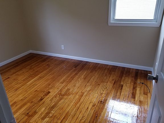 3rd image of 406 Skyline Dr